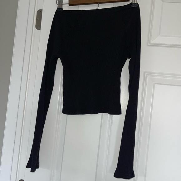 Long Sleeve Tee Cropped, Slit Sleeve Detail - Picture 5 of 5